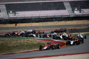 Grupo de monoplazas compitiendo en una curva del circuito durante una carrera de Motorland
