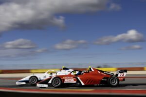 Dos monoplazas en paralelo durante una intensa batalla en pista