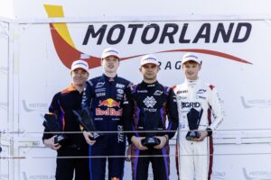 Pilotos en el podio de MotorLand Aragón posando con sus trofeos